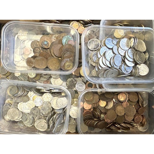 500 - A large quantity of assorted world coins (4 boxes)