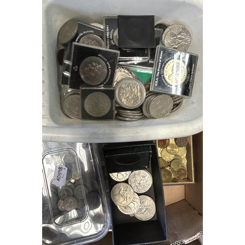 500 - A large quantity of assorted world coins (4 boxes)