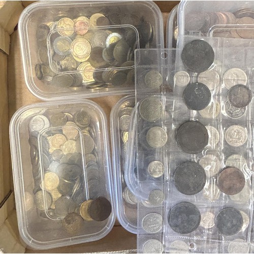 500 - A large quantity of assorted world coins (4 boxes)