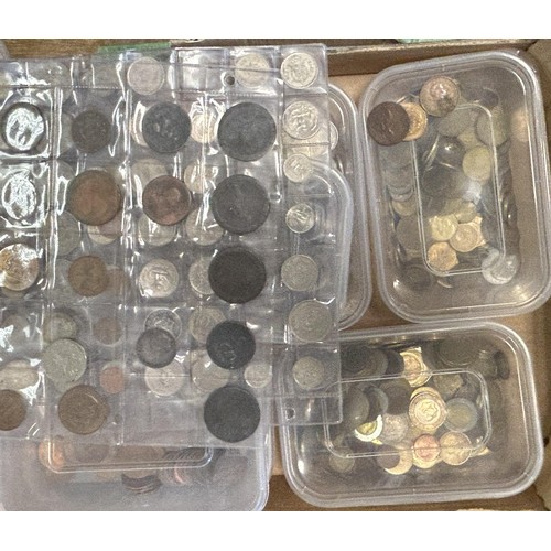 500 - A large quantity of assorted world coins (4 boxes)