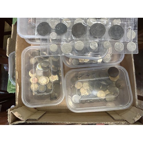 500 - A large quantity of assorted world coins (4 boxes)