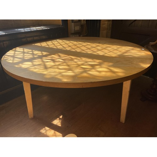 1042 - A pine round table, on a painted base, 152 cm diameter and six armchairs (7)