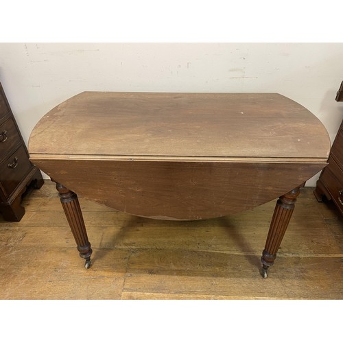 1000 - A mahoganydrop leaf table, on reeded legs, 125 cm wide