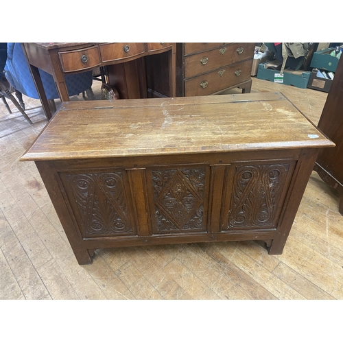 1091 - An oak coffer, 100 cm wide, and a serpentine chest, having three drawers, 62 cm wide (2)