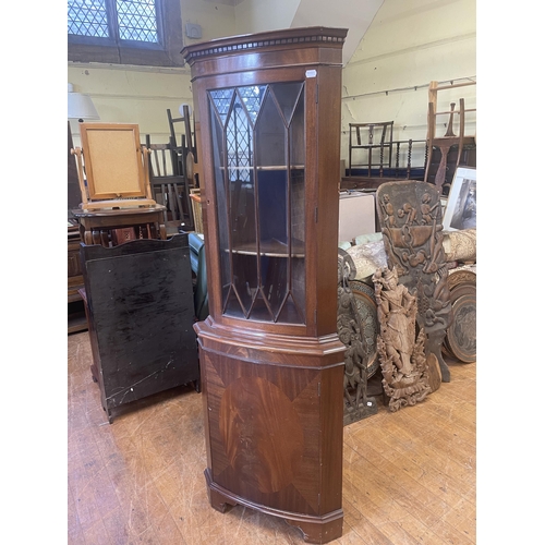 1093 - A military style mahogany pedestal desk, 140 cm wide, and assorted furniture, (7)