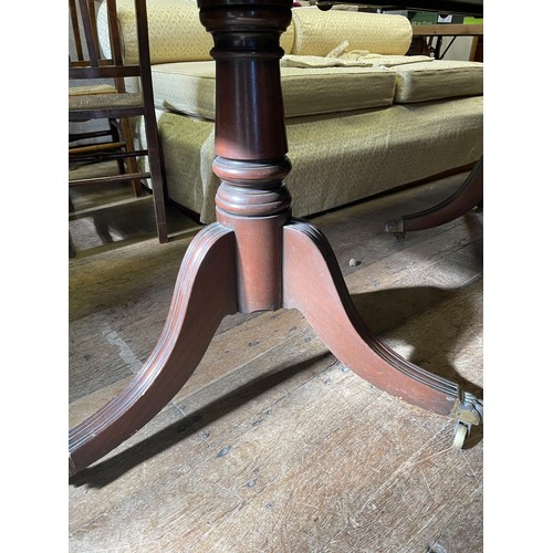 988 - A George III style mahogany three pillar dining table, with two extra leaves, fully extended 300 cm ... 