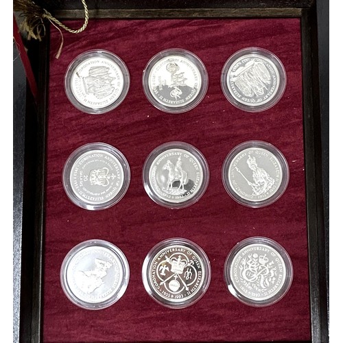 481 - A set of eighteen Royal Mint commemorative silver crowns, 40 Years of Majesty