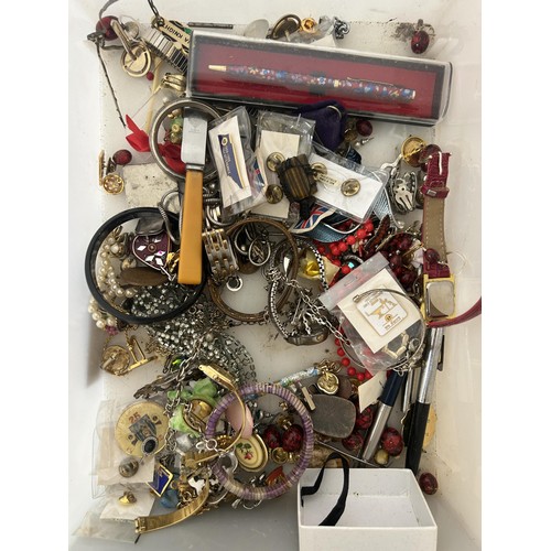 955 - Assorted costume jewellery