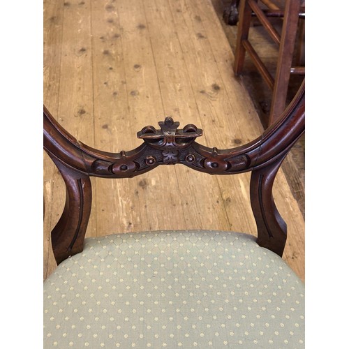 1018 - A set of six walnut balloon back dining chairs (6)