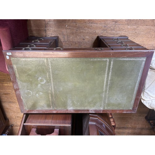 1047 - A mahogany pedestal desk, 136 cm wide