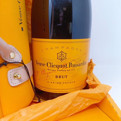 1211 - A magnum of Veuve Clicquot champagne, and a Veuve Clicquot City Traveller set, boxed (2)