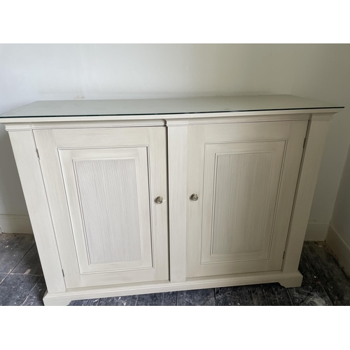 1119 - A pair of painted bedside cupboards, a matching cupboard, and a pair of mirrors (5)