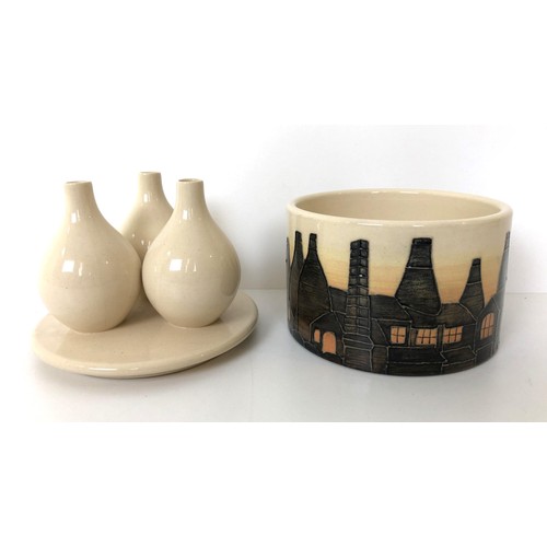 307 - A Dennis Chinaworks bowl and cover, decorated kilns, 20 cm high