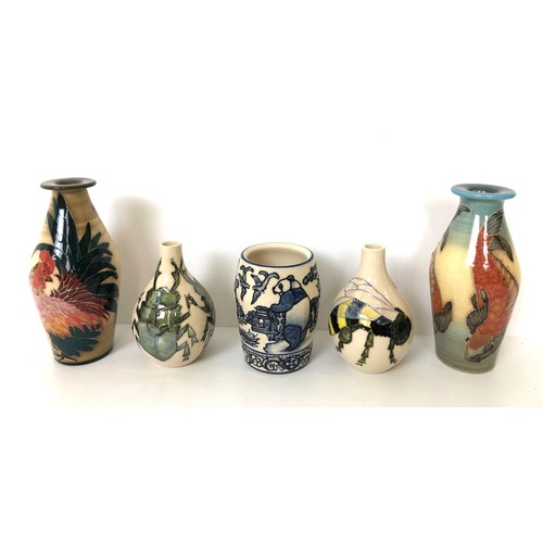 312 - A Dennis Chinaworks vase, 8 cm high, and four others (5)