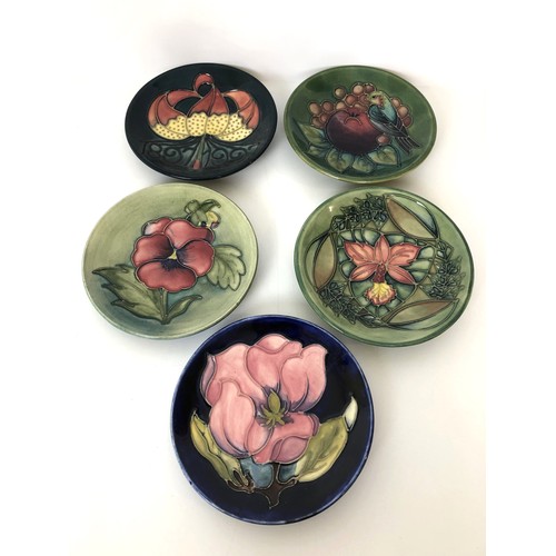 323 - A Moorcroft pin dish, decorated a flower, 12 cm wide, and four others (5)