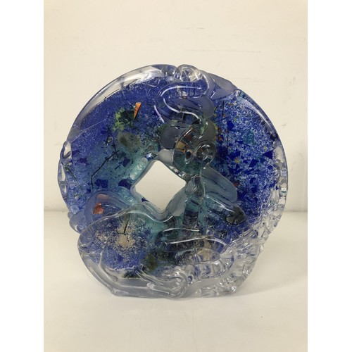 414 - An Art glass sculpture, in blue, 20 cm high, and another similar, in green, 20 cm high (2)