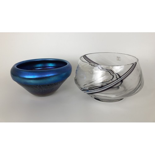 443 - An Isle of Wight glass bowl, 18 cm diameter, and a glass bowl, 18 cm diameter (2)