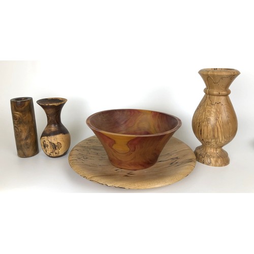 422 - A 20th century treen bowl, 26 cm diameter, and assorted other treen (box)