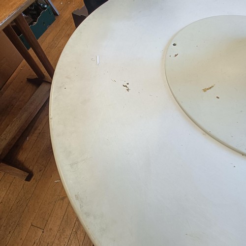 498 - After Eero Saarinen, a vintage Tulip table, 114 cm diameter