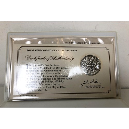 1279 - A silver medallion, commemorating John F Kennedy, cased, a medallic first day cover, commemorating t... 