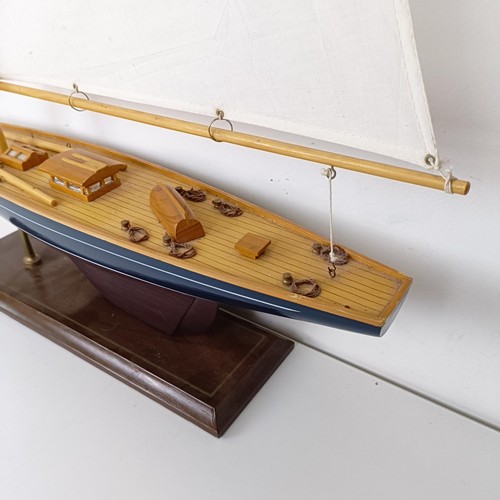 1313 - A pond yacht, 72 cm wide