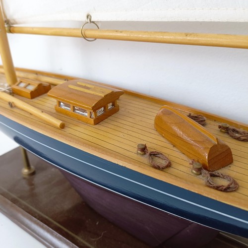 1313 - A pond yacht, 72 cm wide