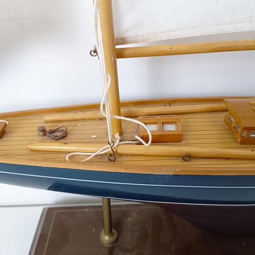 1313 - A pond yacht, 72 cm wide