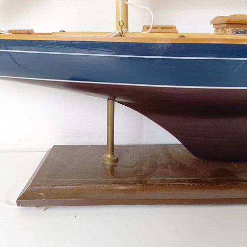 1313 - A pond yacht, 72 cm wide