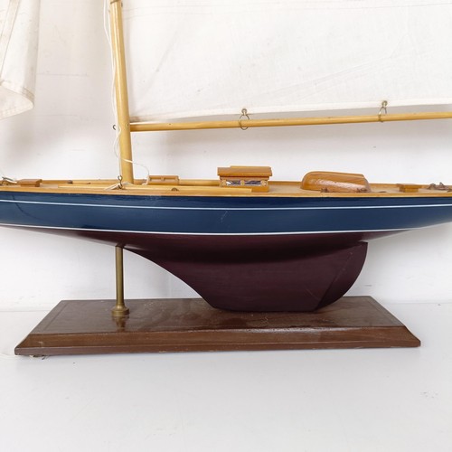 1313 - A pond yacht, 72 cm wide