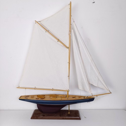 1313 - A pond yacht, 72 cm wide