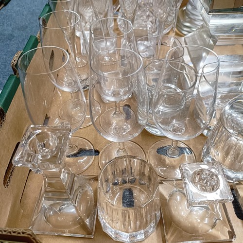 1240 - A glass pedestal, 39 cm high, and assorted glassware (box)