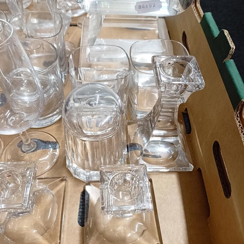 1240 - A glass pedestal, 39 cm high, and assorted glassware (box)