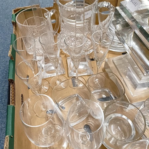 1240 - A glass pedestal, 39 cm high, and assorted glassware (box)