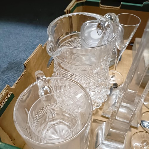 1240 - A glass pedestal, 39 cm high, and assorted glassware (box)