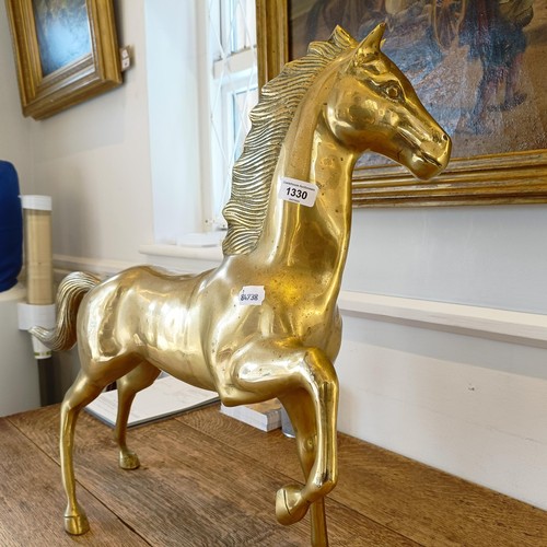 1330 - A large brass figure of a horse, 70 cm wide