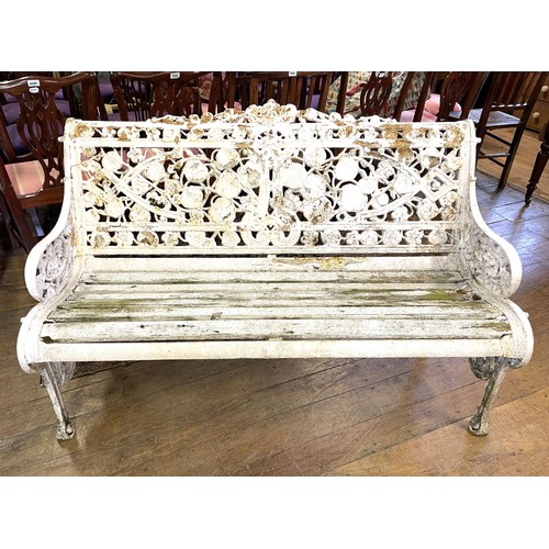 1380 - A Coalbrookdale style painted garden bench, with wooden slats, weathered, 137 cm wide