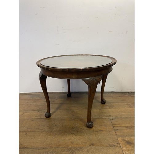 1412 - A marble top table, 105 cm wide, two lamp tables, and three coffee tables (6)