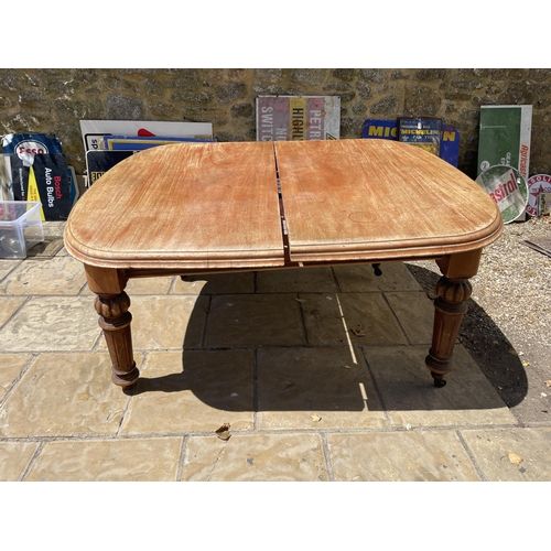 1523 - A mahogany dining table, the top 145 cm