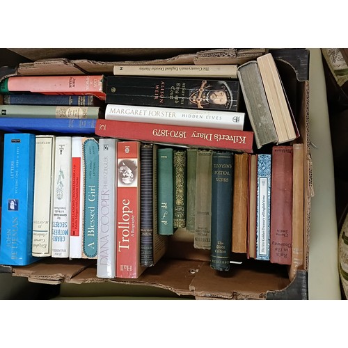 746 - Assorted books, large quantity