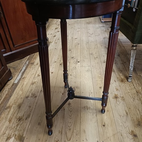 1472 - A specimen table, on a mahogany base, 46 cm wide