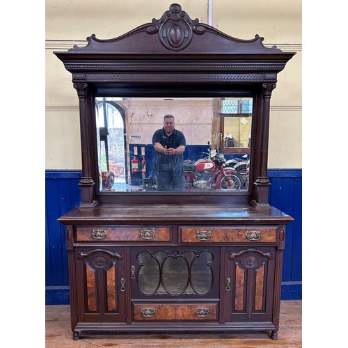 1540 - A walnut sideboard, with a mirrored back, 157 cm wide