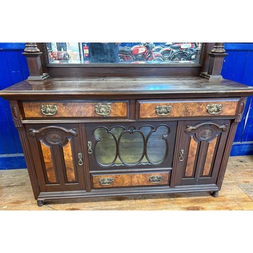 1540 - A walnut sideboard, with a mirrored back, 157 cm wide