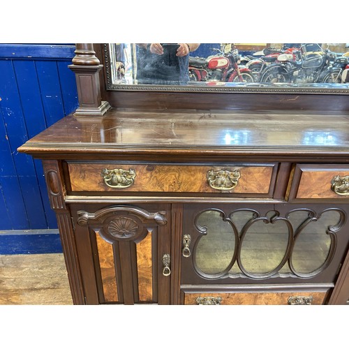 1540 - A walnut sideboard, with a mirrored back, 157 cm wide