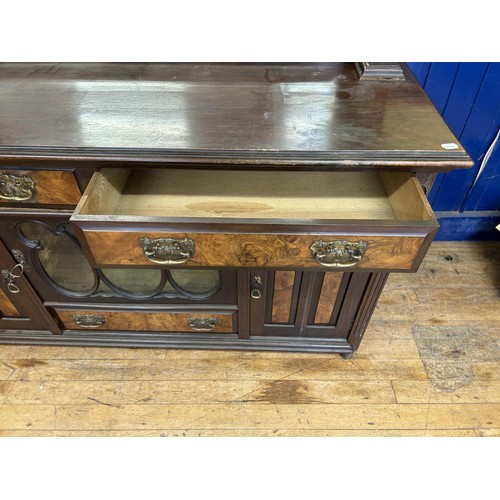 1540 - A walnut sideboard, with a mirrored back, 157 cm wide