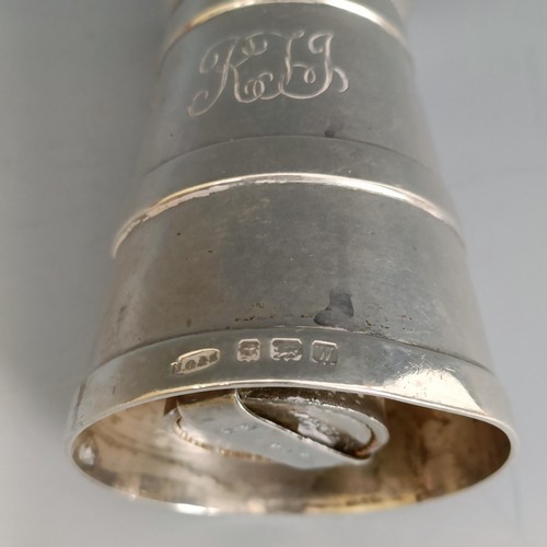 32 - A silver pepper mill, Birmingham 1946, 8 cm high