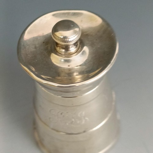 32 - A silver pepper mill, Birmingham 1946, 8 cm high