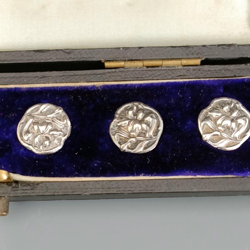 68 - A set of six silver buttons, decorated flowers, cased