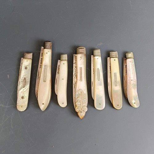 183 - A group of seven silver and mother of pearl fruit knives