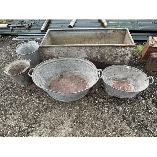 33 - A metal trough, two oval galvanised metal tubs and two galvanised metal buckets (5)