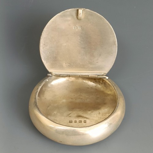 245 - An Edward VII squeeze sided snuff box, Birmingham 1909, 2.1 ozt, 8 cm diameter